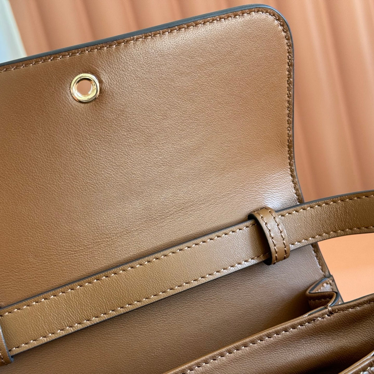 Complete packaging configuration: Gucci Siena series revitalizes the brand's classic horseclip elements to create a charming handbag item. This handbag is made of fine smooth leather and crafted with ingenuity to create a crisp shape that integrates the