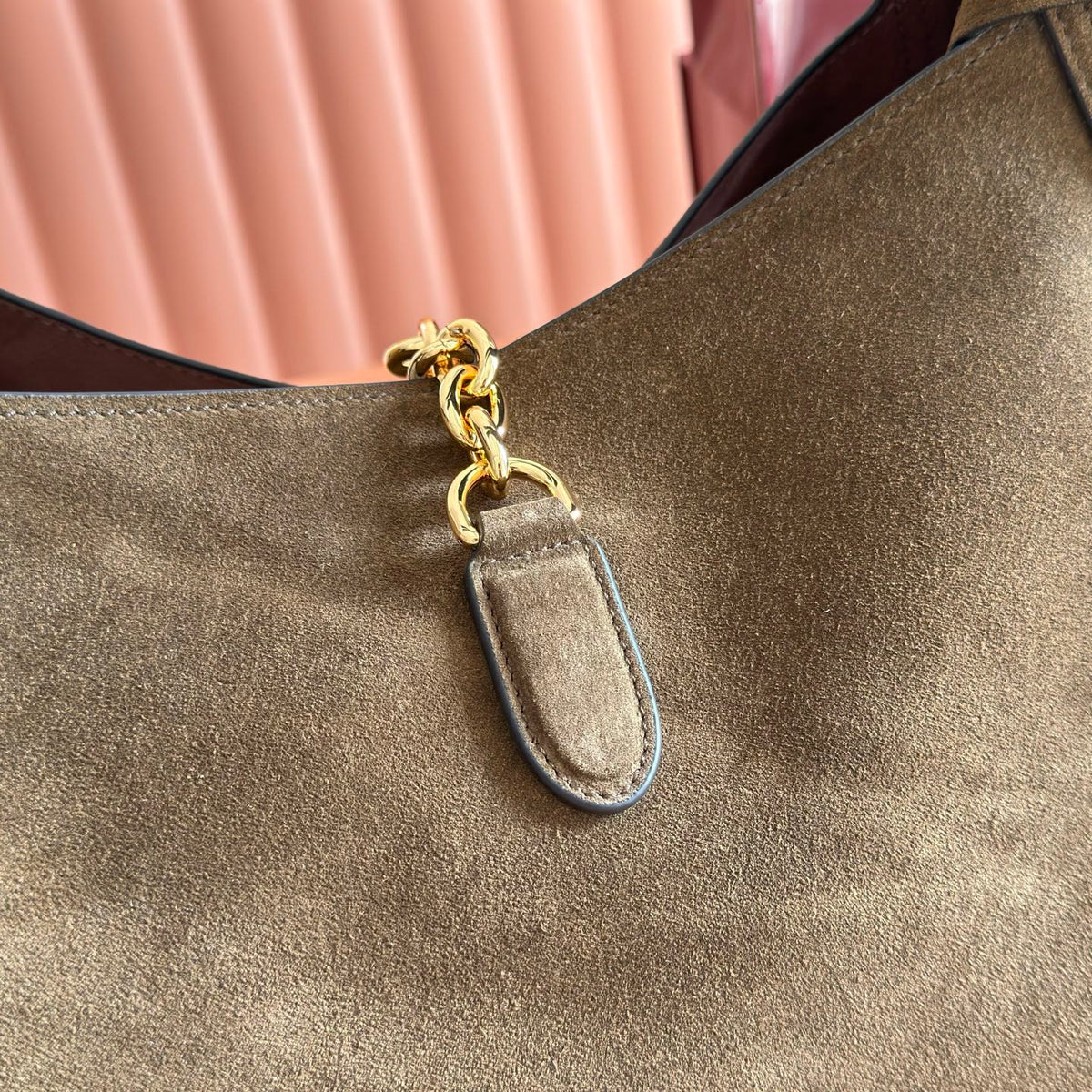 This Gucci Softbit series shoulder bag seamlessly integrates the brand's classic equestrian style with a large half-horse buckle design. This large shoulder bag comes with a detachable clutch bag