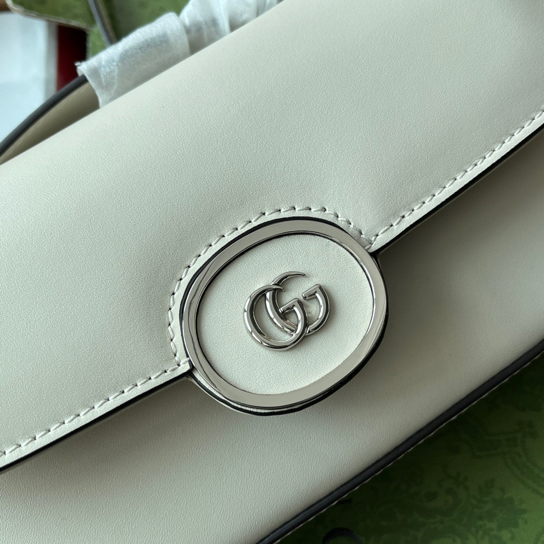 Original leather matching (Cdfmall Sanya Duty Free Shop handbag Petite GG series mini shoulder bag) This Petite GG series mini shoulder bag features a soft yet structured design, paired with a top zipper closure and cleverly integrated double G elements