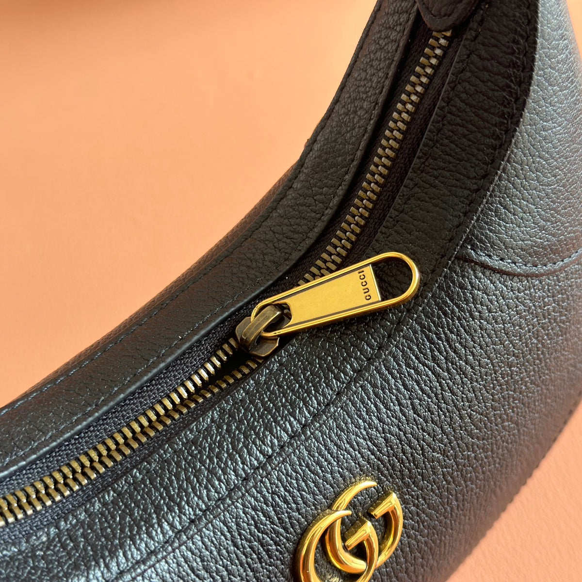 The Gucci Cosmogonie collection, featuring original leather and complete packaging, made its debut at the historic Monte Castle in Italy. Aesthetic elements from different eras and geographical locations complemented each other on the runway, connecting
