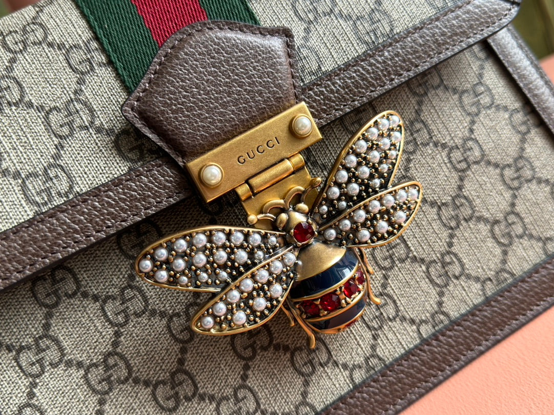 Equipped with a full set of classic Gucci packaging, featuring Marguerite details paired with the brand's emerging signature elements, the Queen Margaret series of bags are crafted from GG premium synthetic canvas. This versatile material still plays a