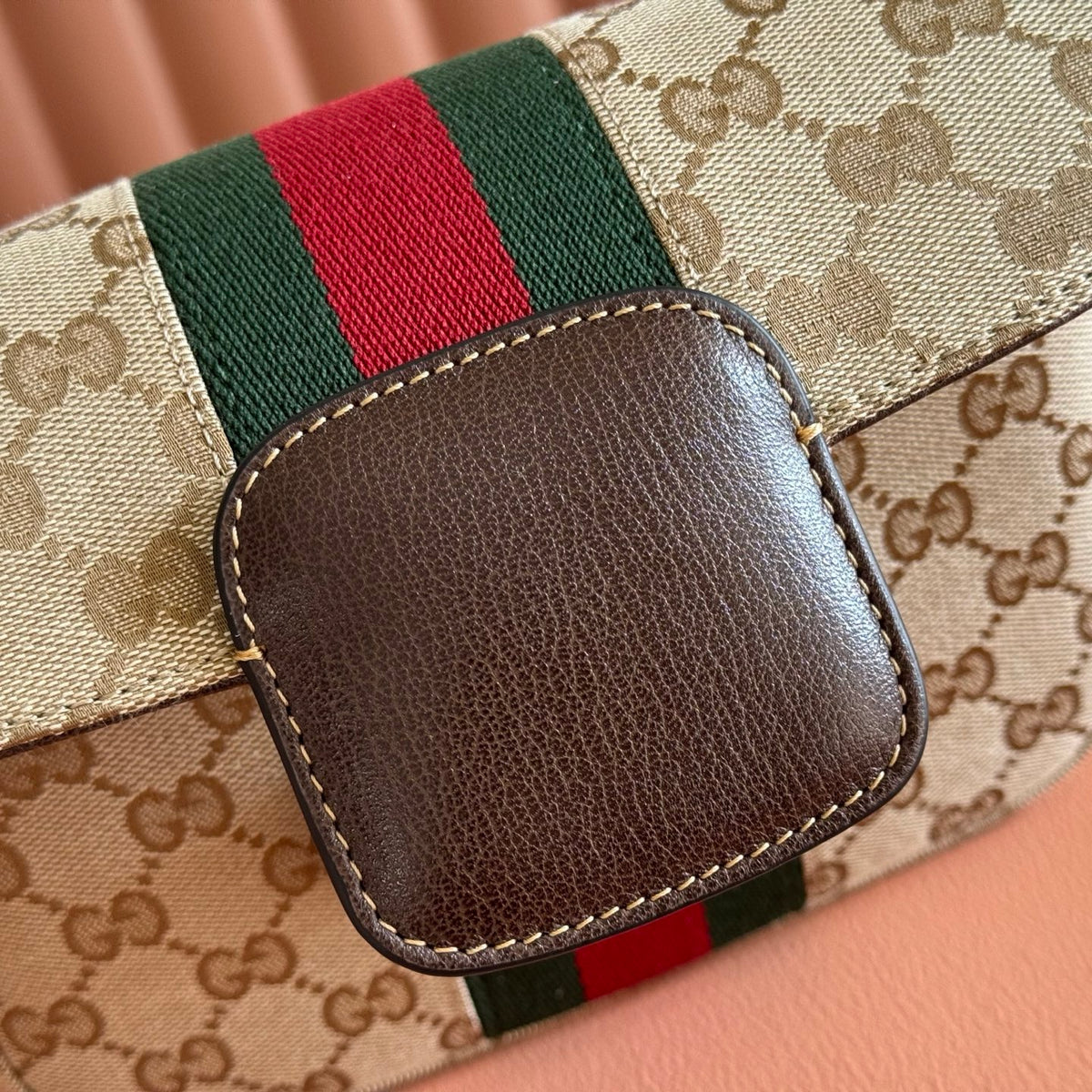Comes with a full set of original packaging, the Gucci Horsebit 1955 series handbag from the 2026 Spring/Summer collection is newly launched. It interprets with a soft and smooth silhouette. The bag body is crafted from lightweight and crisp GG canvas