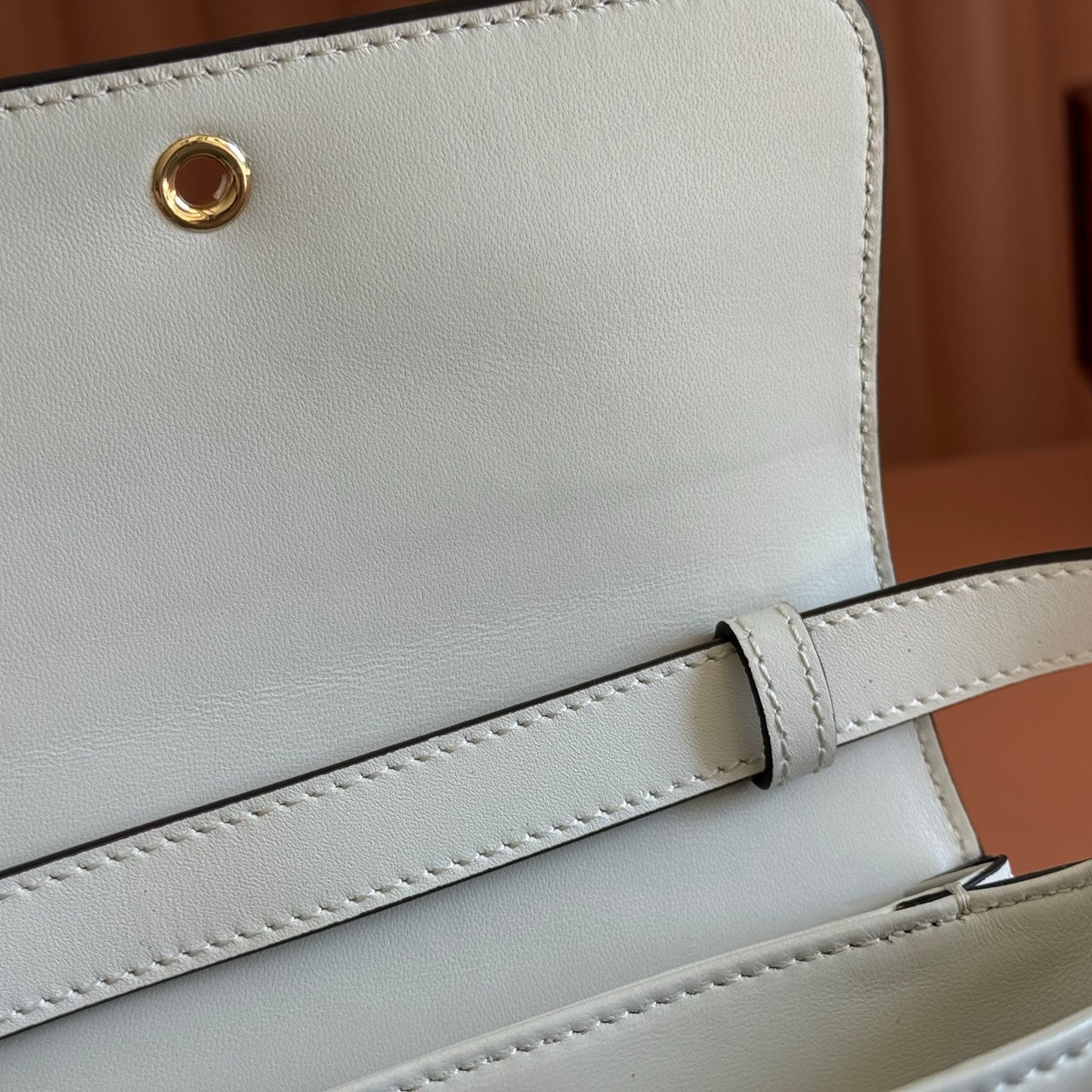 Complete packaging configuration: Gucci Siena series revitalizes the brand's classic horseclip elements to create a charming handbag item. This handbag is made of fine smooth leather and crafted with ingenuity to create a crisp shape that integrates the
