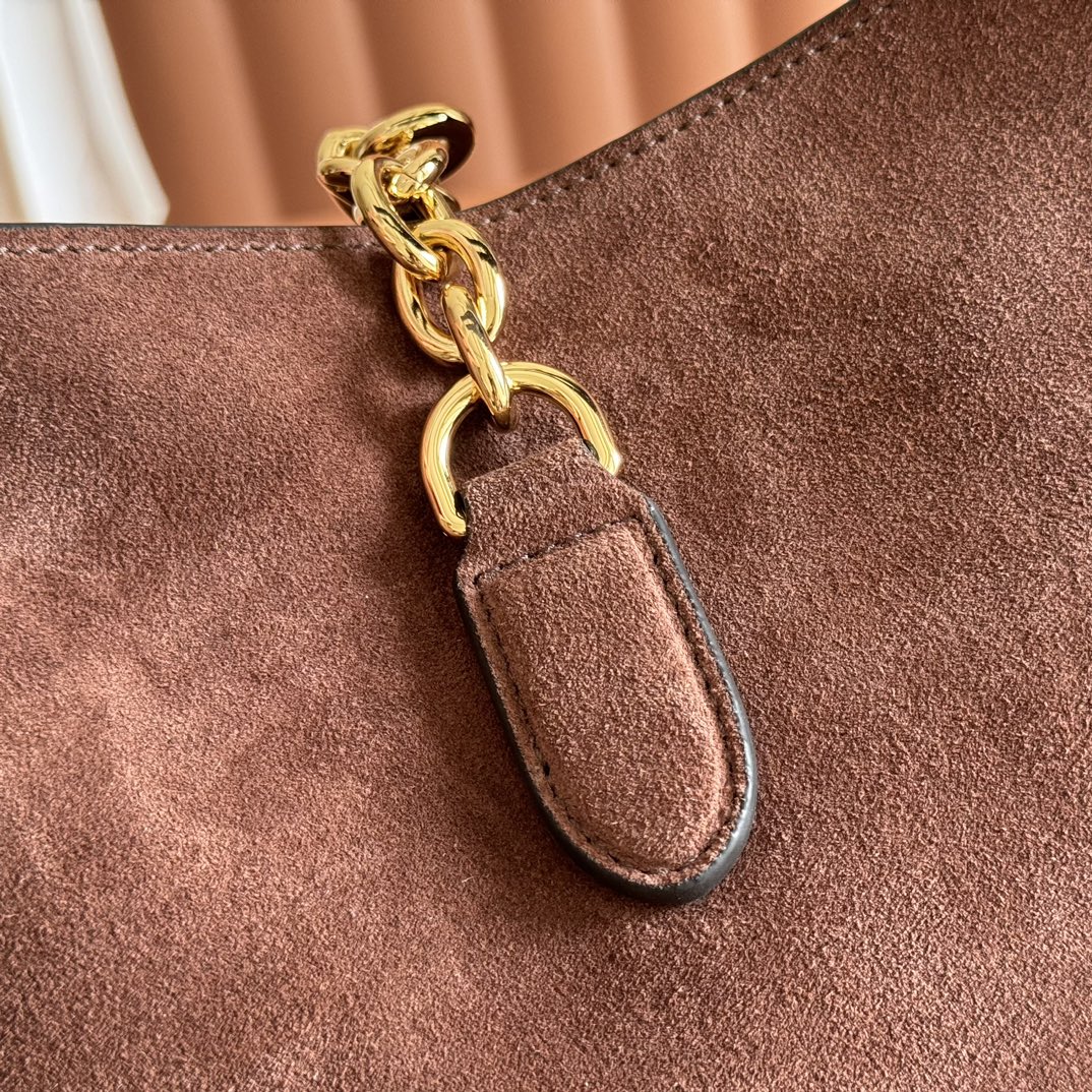 This Gucci Softbit series shoulder bag seamlessly integrates the brand's classic equestrian style with a large half-horse buckle design. This large shoulder bag comes with a detachable clutch bag