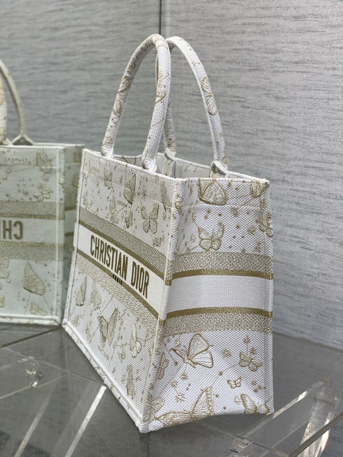 Tote's latest white gold butterfly series is elegant and grand, with glowing artworks displayed alone. The unique pixel style and exquisite yet cute embroidery make the entire bag very eye-catching. The large capacity design and concave shaped artifact