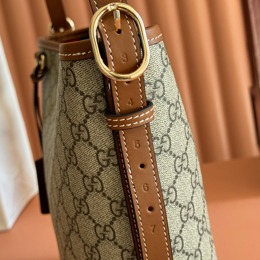 Comes with a full set of original packaging, the GG Emblem series redefines the brand's timeless elegance and exquisite craftsmanship. This shoulder bag features a signature GG monogram pattern on coated fabric, paired with a woven strap and cotton lining