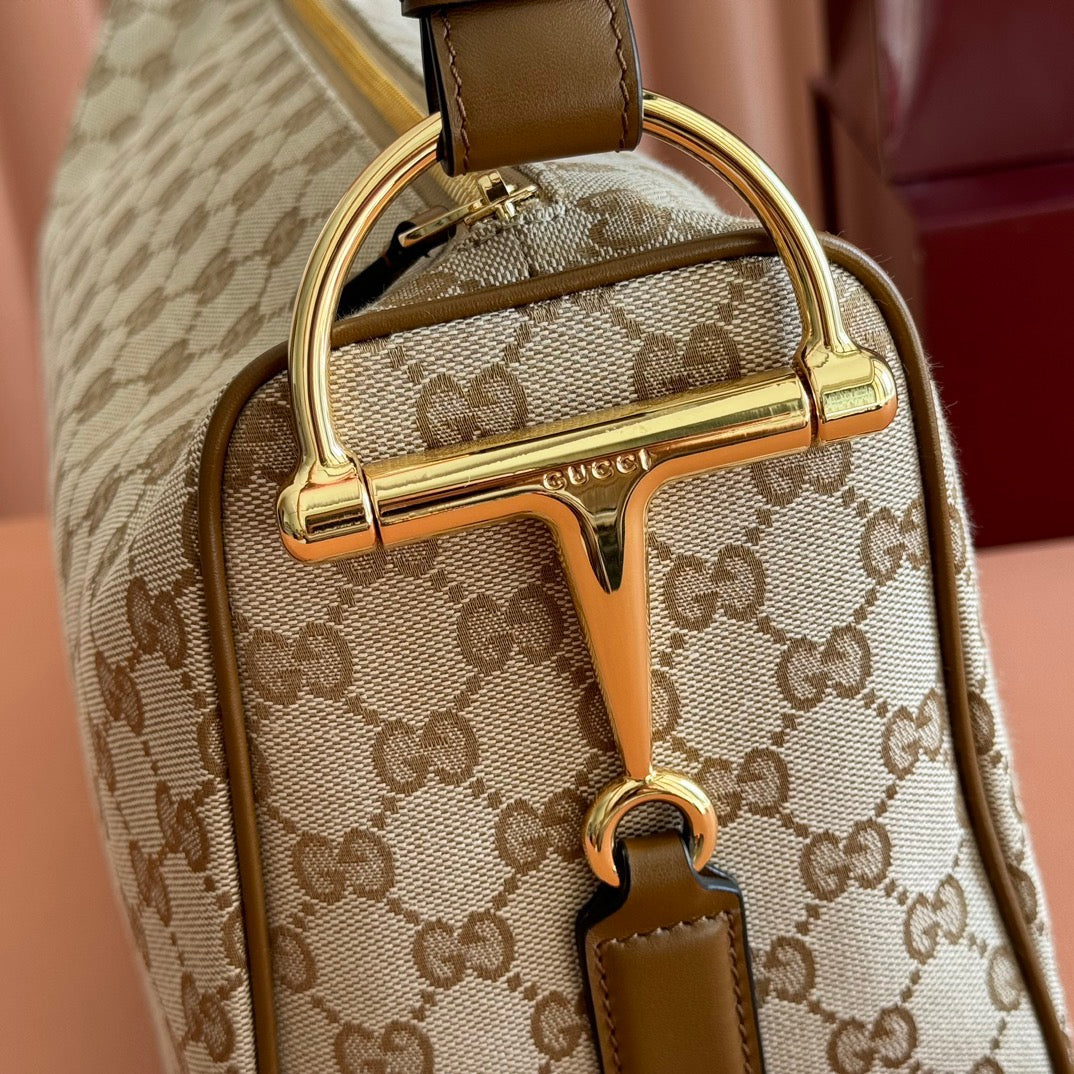 Fully packaged and presented in original condition, the Gucci Half Horsebit series reinterprets one of the brand's most iconic elements in a modern style. This series cleverly blends casual silhouettes with the iconic half-horsebit buckle accessory, which