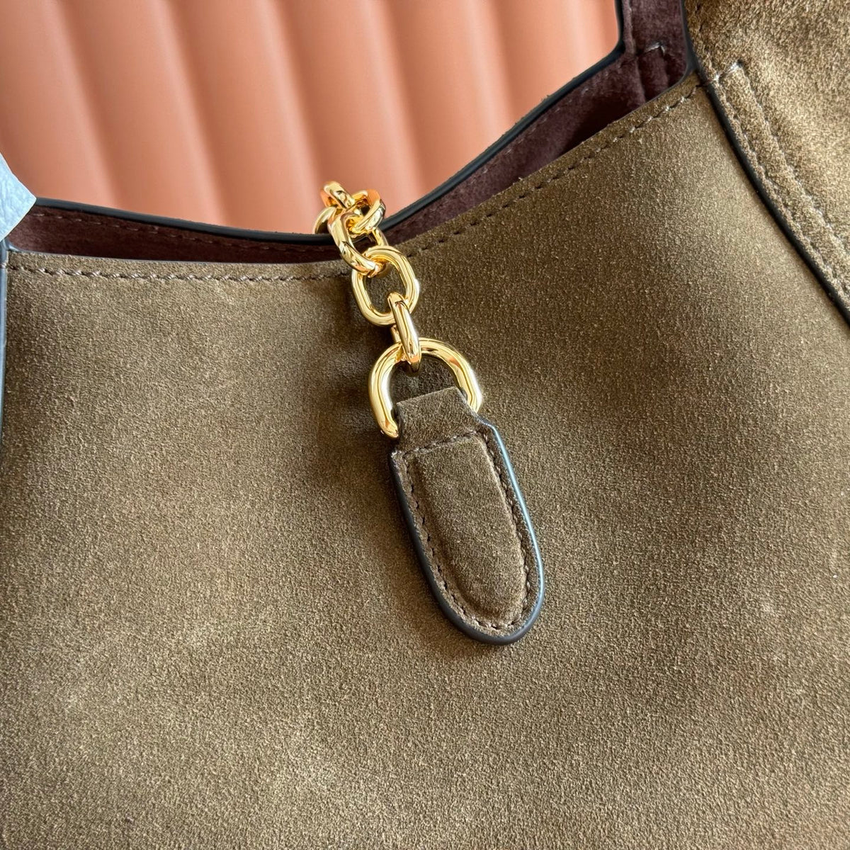Equipped with a complete set of packaging, this Gucci Softbit series shoulder is ingeniously integrated with a large semi horseneck buckle design, a brand classic equestrian style accessory
