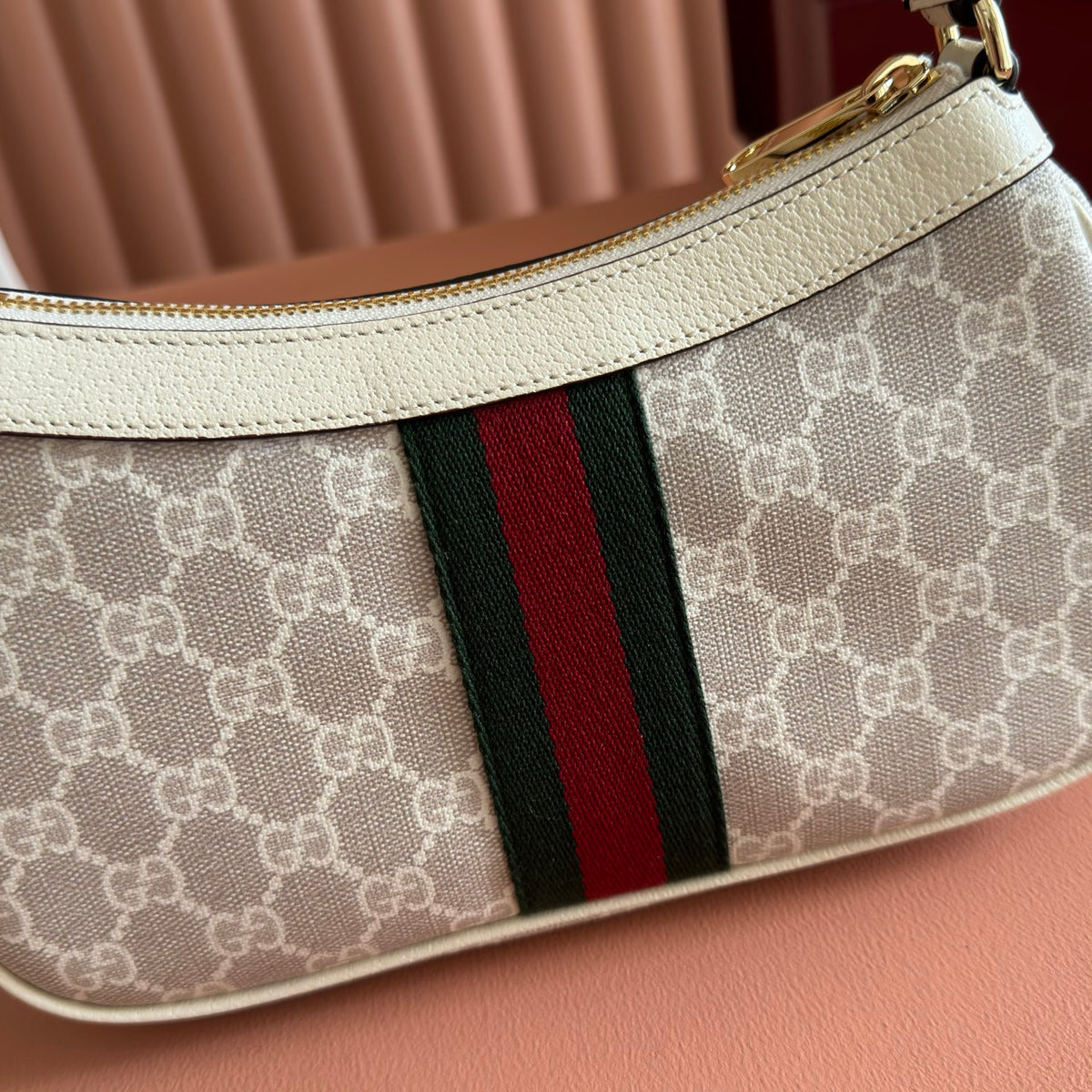 Equipped with a complete set of original packaging, the new Ophidia series presents a striking new silhouette and function. With the iconic beige and brown color scheme, it ingeniously interprets the innovative bag items with soft texture