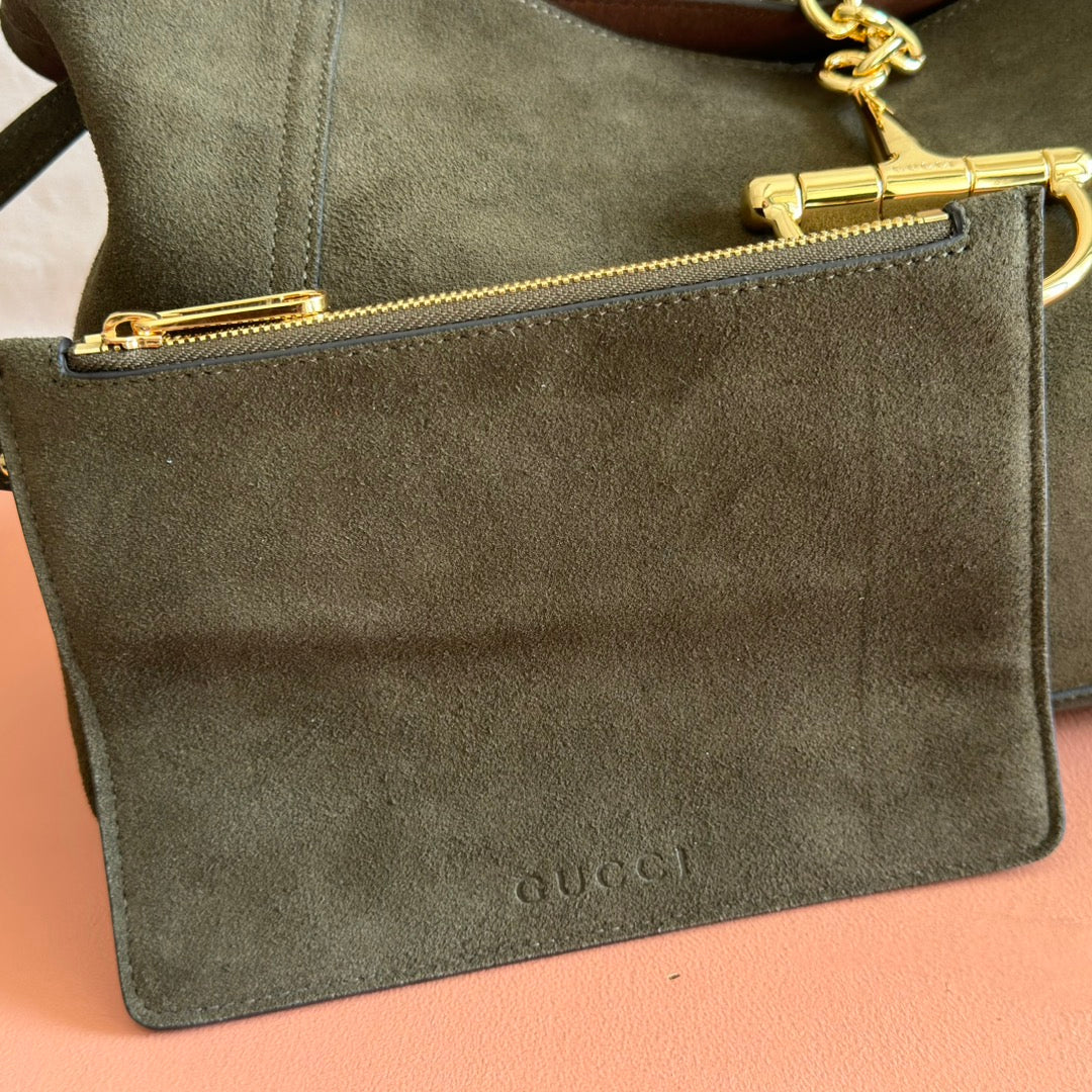 This Gucci Softbit series shoulder bag seamlessly integrates the brand's classic equestrian style with a large half-horse buckle design. This large shoulder bag comes with a detachable clutch bag