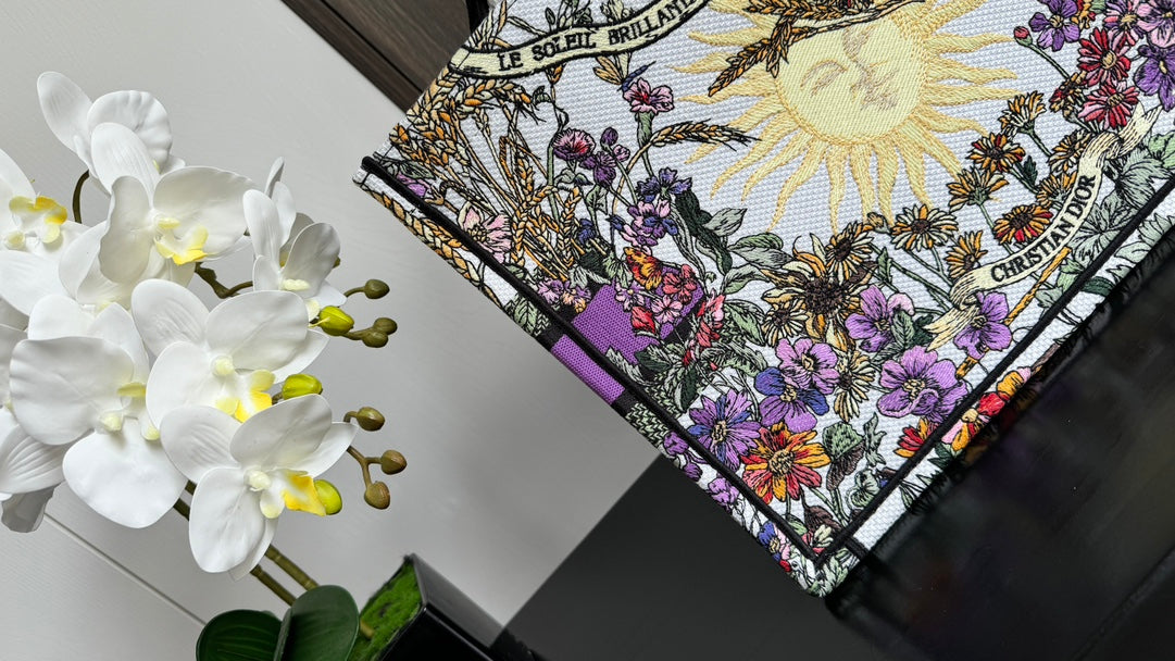 Di.or's latest four season collection of Tote features natural element embroidery that is elegant and grand. Placed separately, it is a glowing artwork with a unique pixel style. The exquisite and cute embroidery makes the entire bag very eye-catching