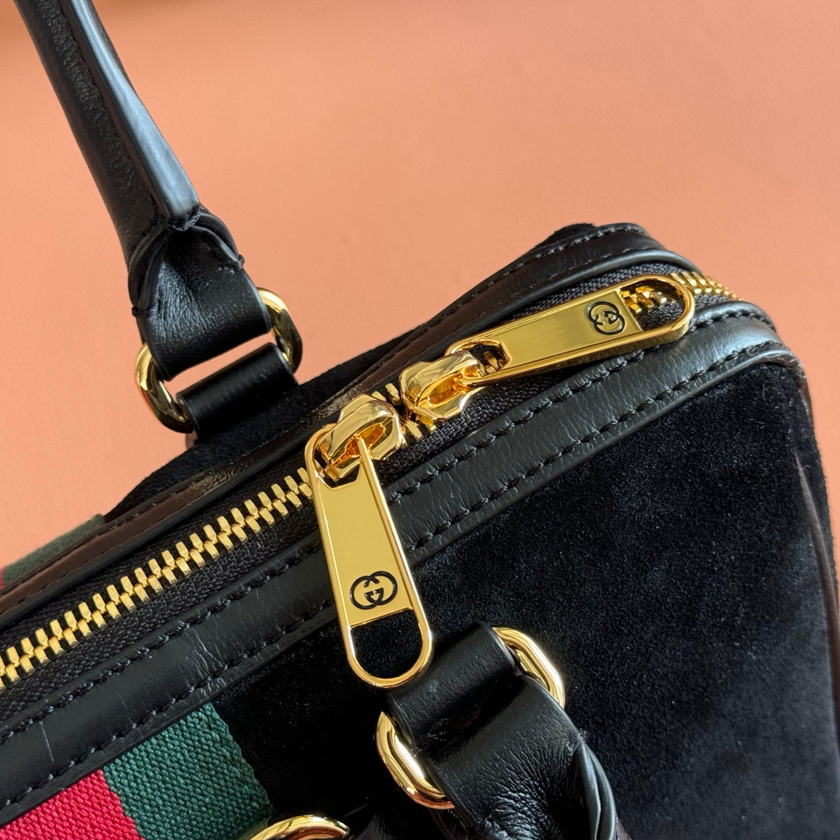 Comes with original factory packaging and a full set of accessories. This small handbag reinterprets the classic silhouette, featuring the brand's signature woven strap and canvas details, as well as soft materials. The dark brown leather edging paired