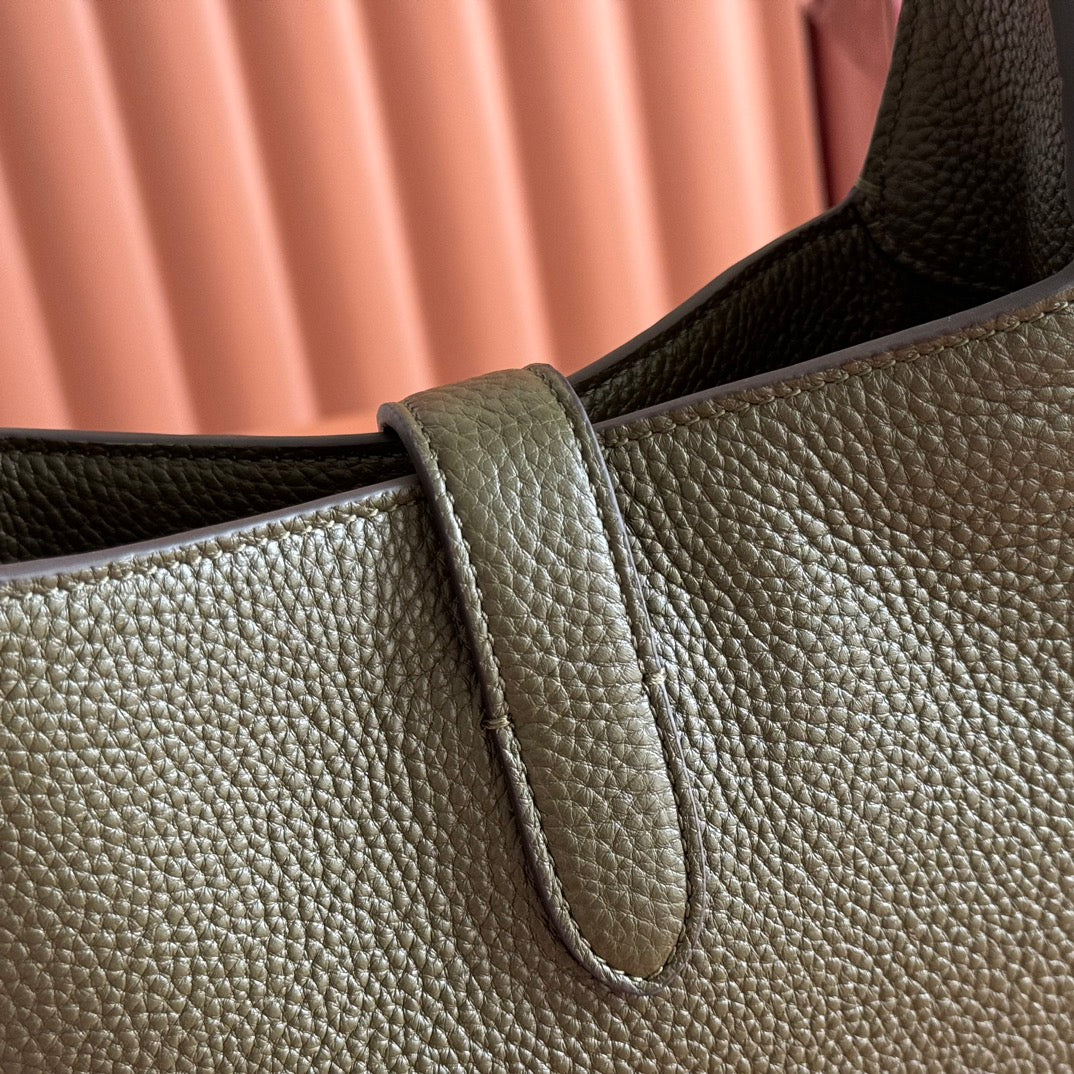 The packaging of this new Jackie series shoulder bag from Gujia is meticulously crafted with high-quality leather, showcasing the exquisite craftsmanship of the brand's classic shoulder bag. The crescent shaped and fashionable design features a light