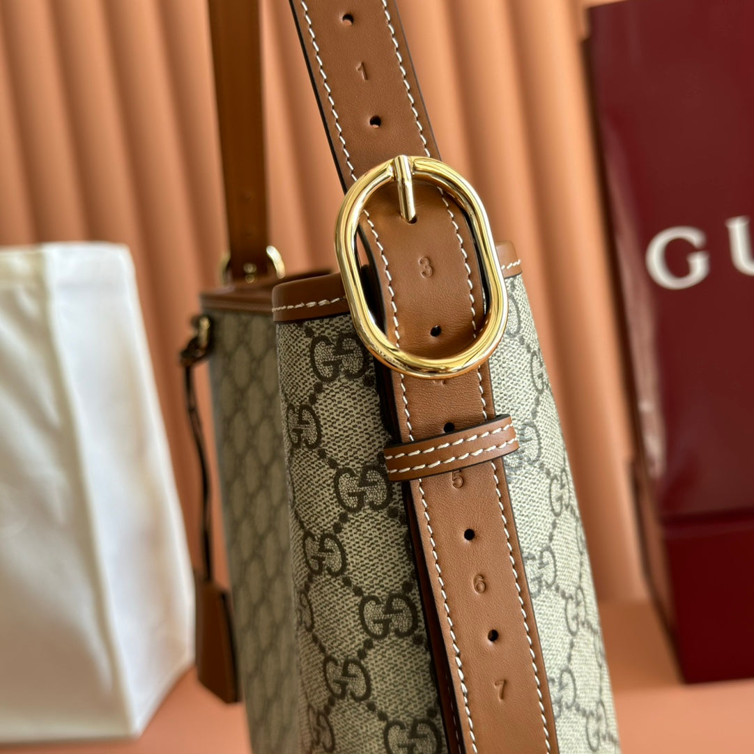 Equipped with a complete set of original packaging, the GG Emblem series reinterprets the brand's timeless elegance and exquisite craftsmanship. This water bucket bag features a woven cotton lining and an internal compartment for outstanding practicality