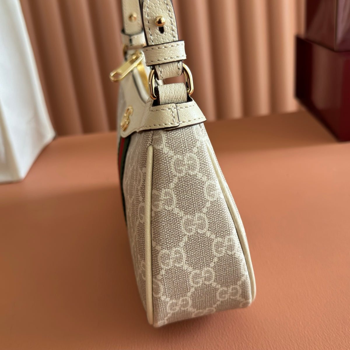 Equipped with a complete set of original packaging, the new Ophidia series presents a striking new silhouette and function. With the iconic beige and brown color scheme, it ingeniously interprets the innovative bag items with soft texture