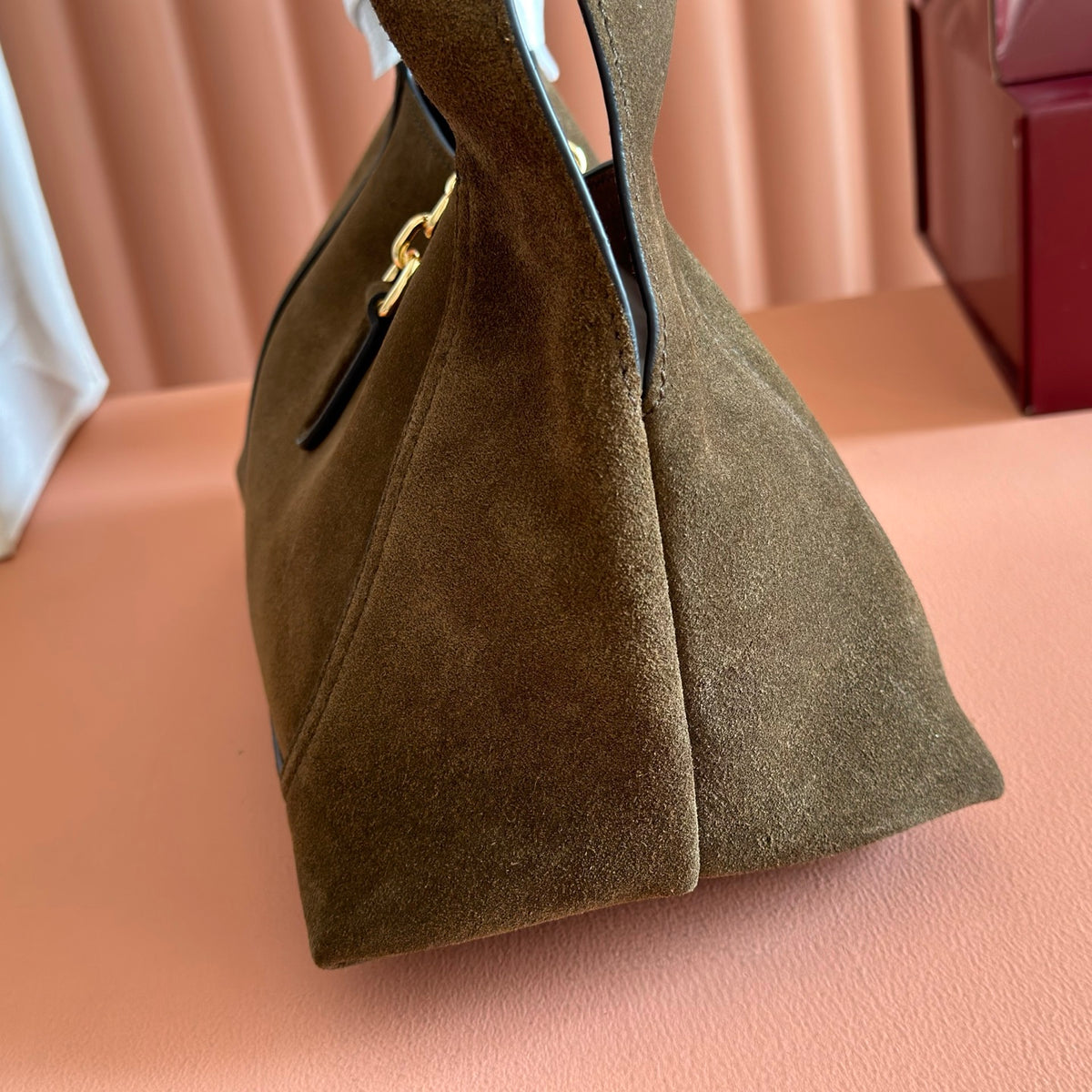 Equipped with a complete set of packaging, this Gucci Softbit series shoulder is ingeniously integrated with a large semi horseneck buckle design, a brand classic equestrian style accessory