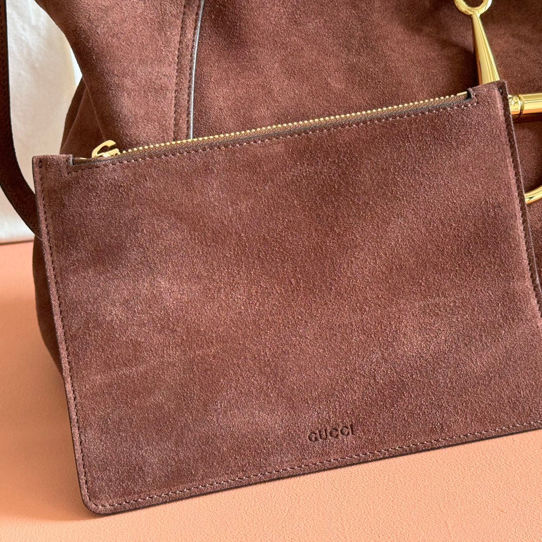 This Gucci Softbit series shoulder bag seamlessly integrates the brand's classic equestrian style with a large half-horse buckle design. This large shoulder bag comes with a detachable clutch bag
