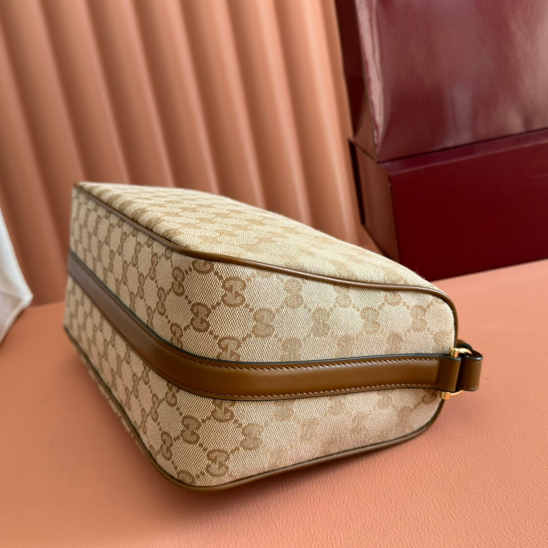 The original factory configuration, fully packaged, presents the Gucci Half Horsebit series in a modern style, reinterpreting one of the brand's most iconic elements. This series cleverly blends casual silhouettes with the iconic half-horsebit buckle