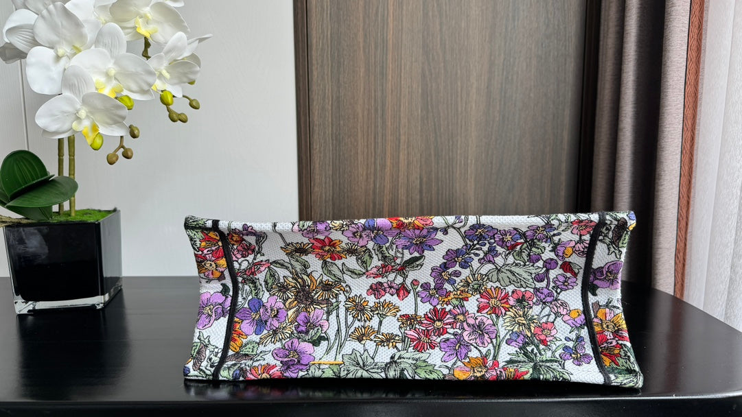 Di.or's latest four season collection of Tote features natural element embroidery that is elegant and grand. Placed separately, it is a glowing artwork with a unique pixel style. The exquisite and cute embroidery makes the entire bag very eye-catching
