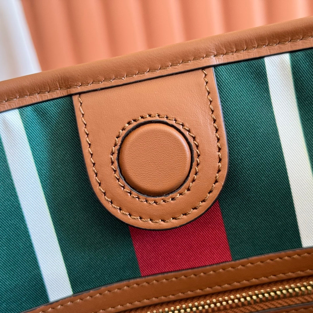 Equipped with a complete set of original packaging, the GG Emblem series reinterprets the brand's timeless elegance and exquisite craftsmanship. This water bucket bag features a woven cotton lining and an internal compartment for outstanding practicality