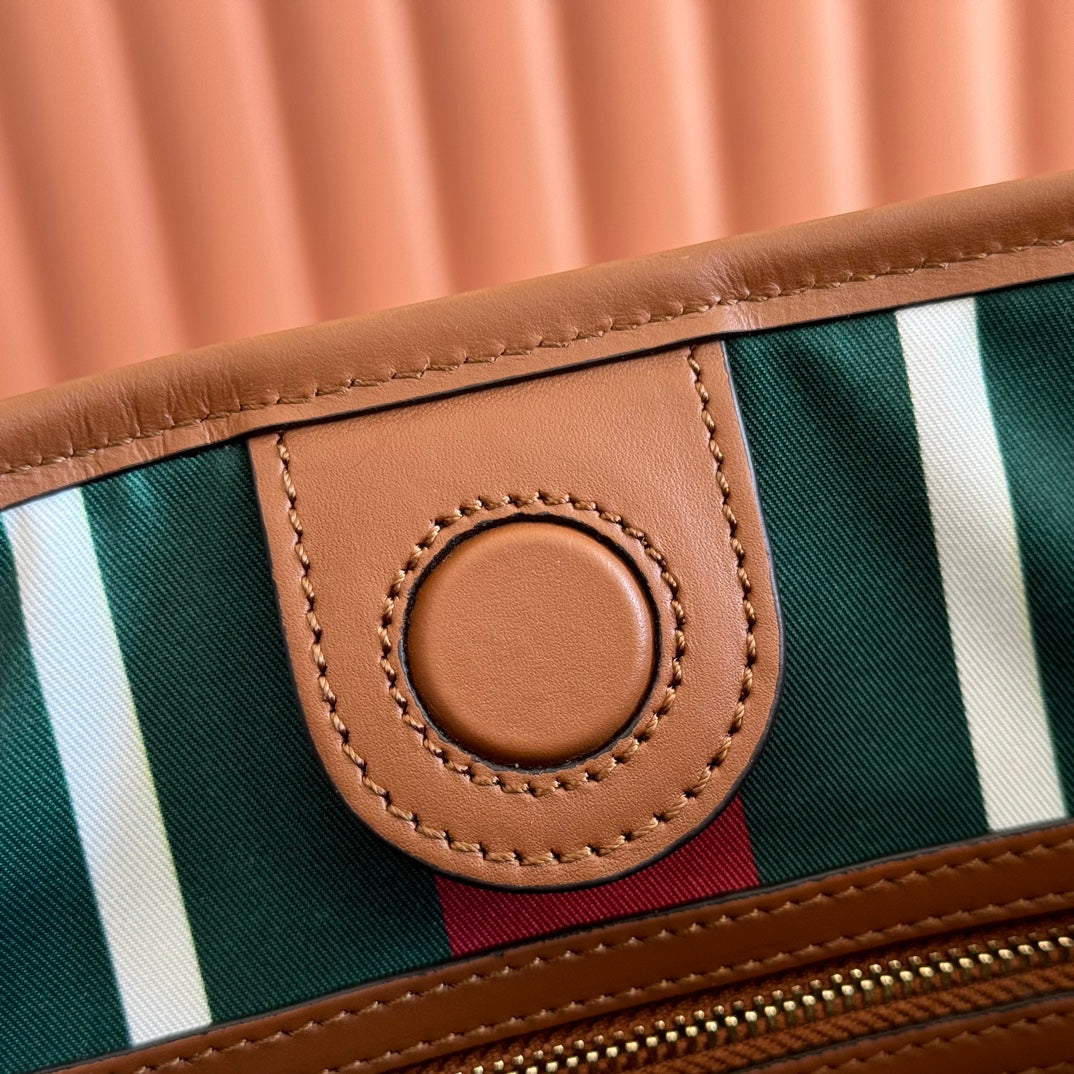 Comes with a full set of original packaging, the GG Emblem series redefines the brand's timeless elegance and exquisite craftsmanship. This shoulder bag features a signature GG monogram pattern on coated fabric, paired with a woven strap and cotton lining