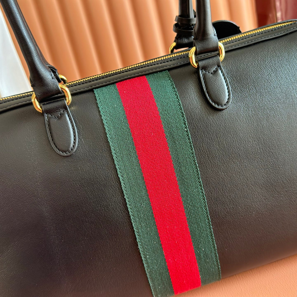 Original leather configuration with complete packaging for the 2026 spring/summer collection. The Gucci Borsetto collection is newly launched, cleverly combining the Italian word "borsa handbag" and the word "morsetto clasp". This handbag is made of