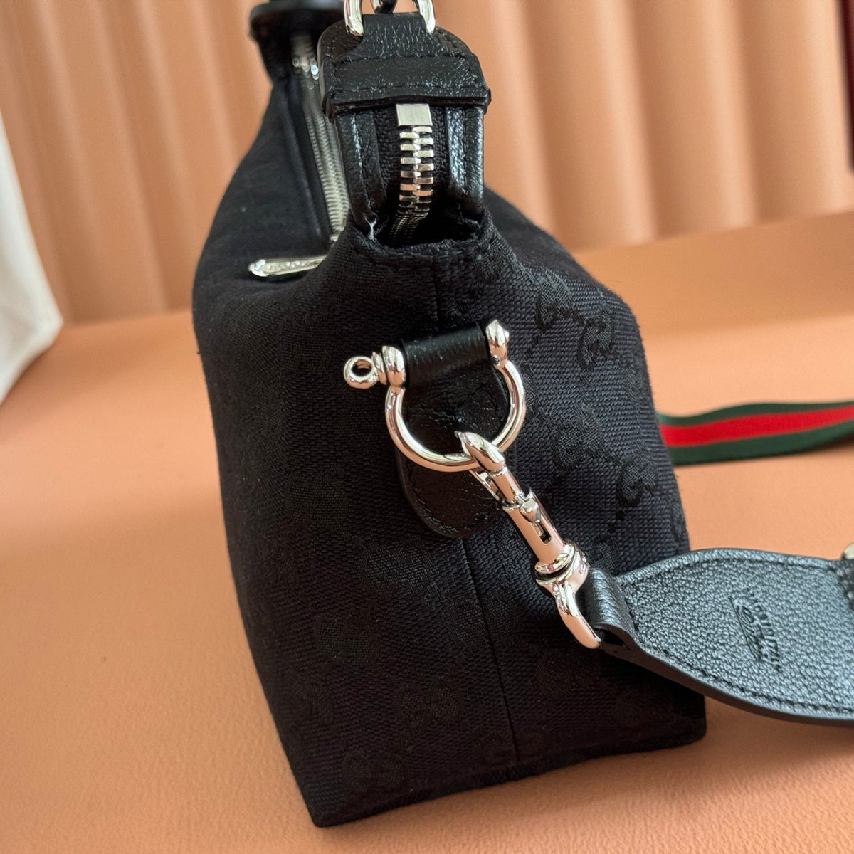 Equipped with a complete set of packaging, the 2026 Spring/Summer collection is newly launched. The Brera series is named after Milan's historic art district, blending casual elegance and versatile practicality. This handbag is made of soft leather and