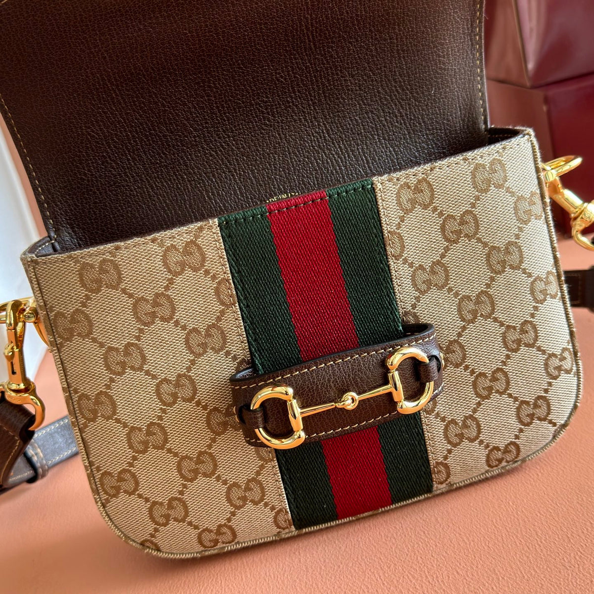 Comes with a full set of original packaging, the Gucci Horsebit 1955 series handbag from the 2026 Spring/Summer collection is newly launched. It interprets with a soft and smooth silhouette. The bag body is crafted from lightweight and crisp GG canvas