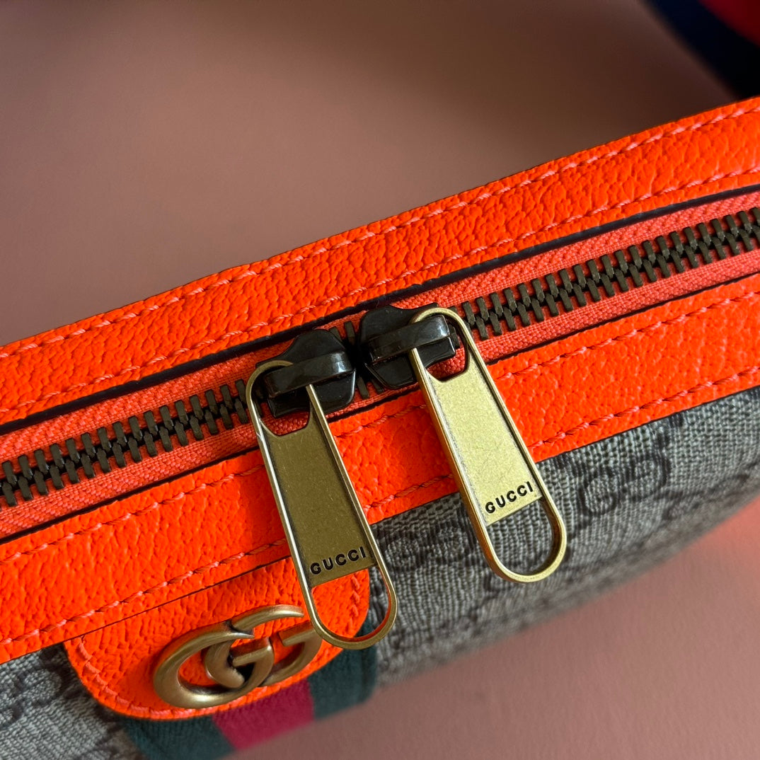 Original leather with full set of packaging, Ophidia series GG shoulder bag 9C2ST. This Ophidia series shoulder bag inherits the timeless design, crafted with traditional beige and ebony GG Supreme canvas materials inspired by vintage designs from the