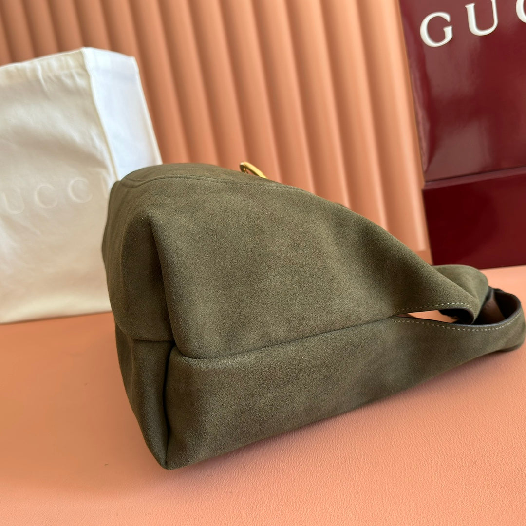 This Gucci Softbit series shoulder bag seamlessly integrates the brand's classic equestrian style with a large half-horse buckle design. This large shoulder bag comes with a detachable clutch bag