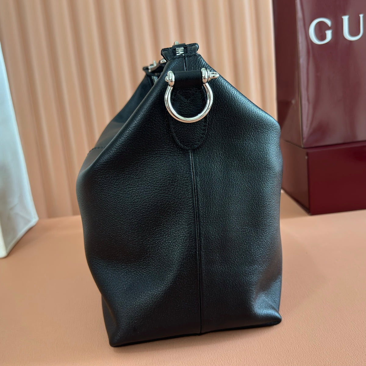 Equipped with a complete set of packaging, the 2026 Spring/Summer collection is newly launched. The Brera collection is named after Milan's historic art district, blending casual elegance and versatile practicality. This handbag is made of lightweight