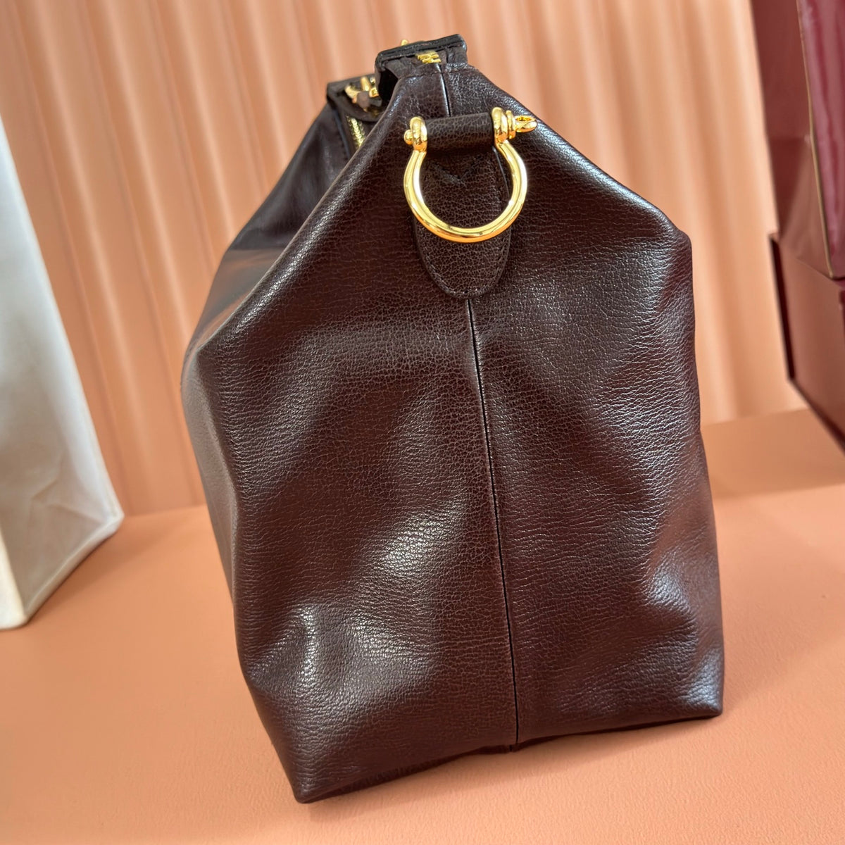 Equipped with a complete set of packaging, the 2026 Spring/Summer collection is newly launched. The Brera collection is named after Milan's historic art district, blending casual elegance and versatile practicality. This handbag is made of lightweight