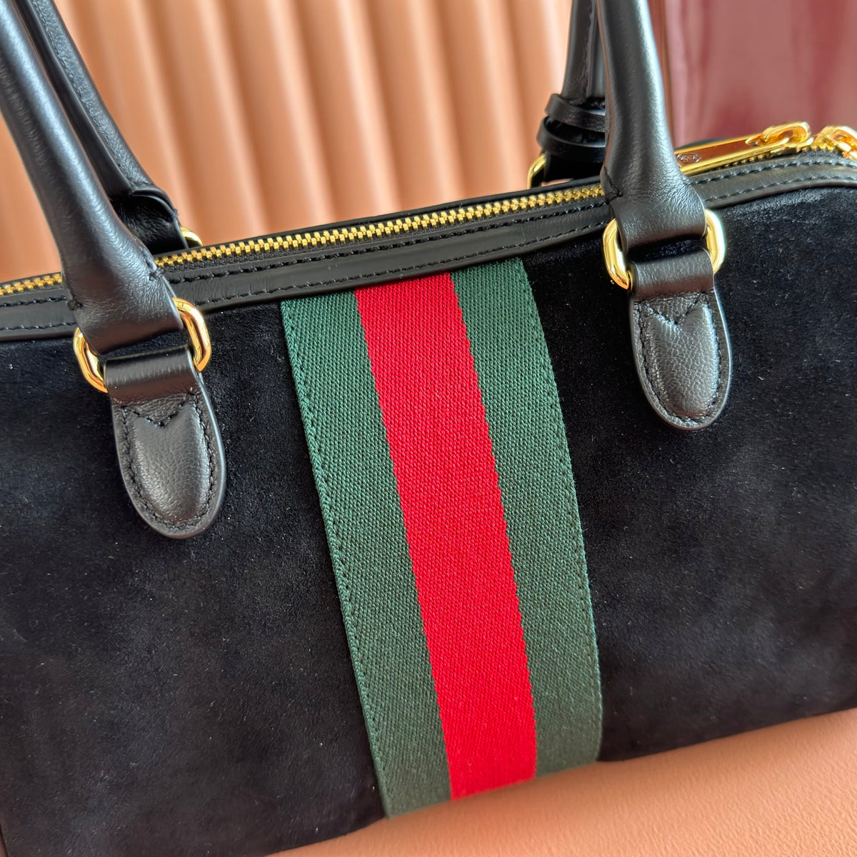 Comes with original factory packaging and a full set of accessories. This small handbag reinterprets the classic silhouette, featuring the brand's signature woven strap and canvas details, as well as soft materials. The dark brown leather edging paired