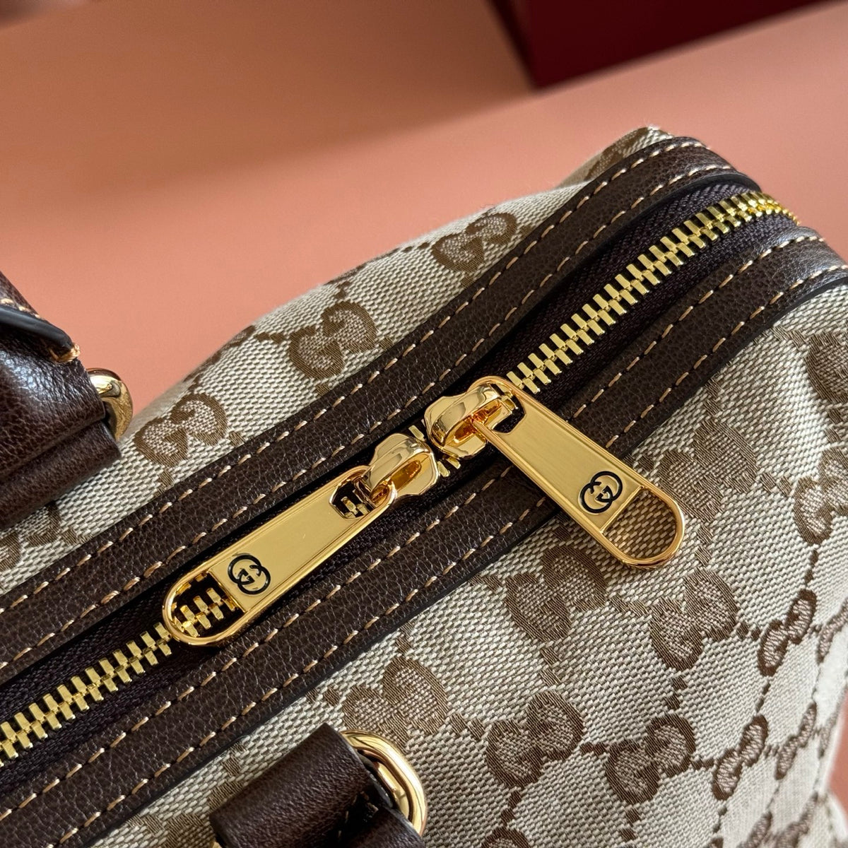 Original leather configuration with complete packaging for the 2026 spring/summer collection. The Gucci Borsetto collection is newly launched, cleverly combining the Italian word "borsa handbag" and the word "morsetto clasp". This handbag is made of