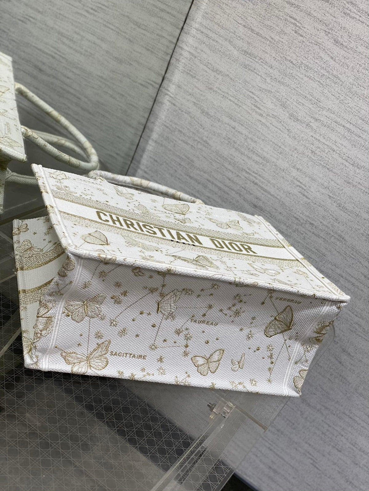 Tote's latest white gold butterfly series is elegant and grand, with glowing artworks displayed alone. The unique pixel style and exquisite yet cute embroidery make the entire bag very eye-catching. The large capacity design and concave shaped artifact