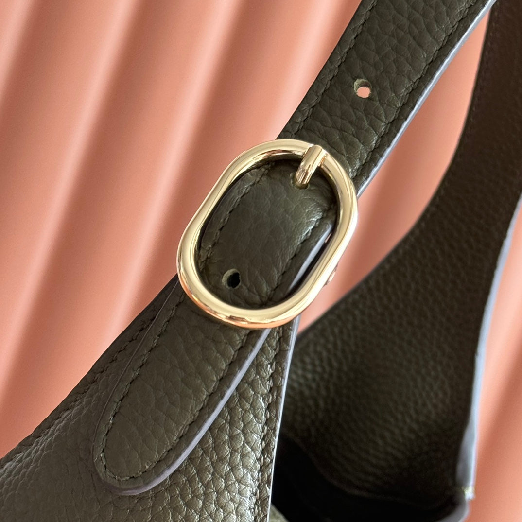 The packaging of this new Jackie series shoulder bag from Gujia is meticulously crafted with high-quality leather, showcasing the exquisite craftsmanship of the brand's classic shoulder bag. The crescent shaped and fashionable design features a light