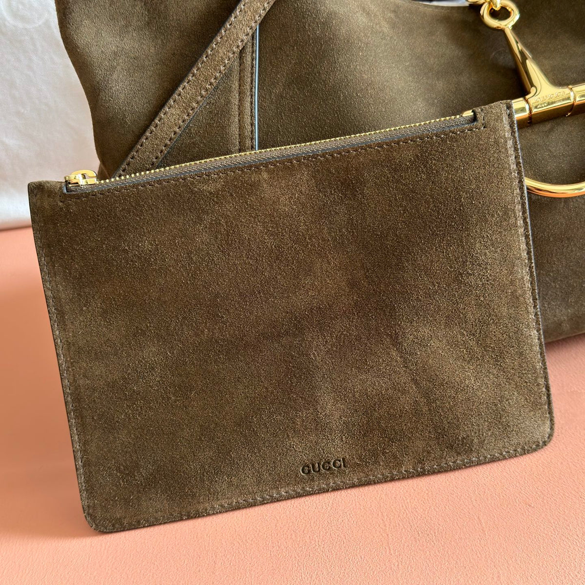 This Gucci Softbit series shoulder bag seamlessly integrates the brand's classic equestrian style with a large half-horse buckle design. This large shoulder bag comes with a detachable clutch bag
