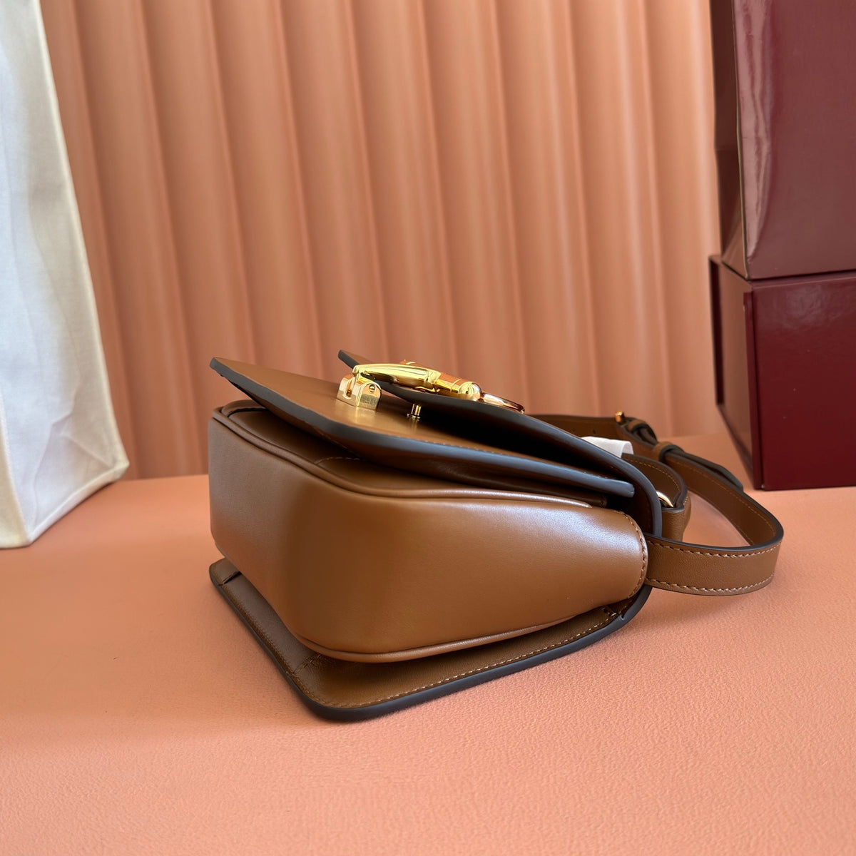 Complete packaging configuration: Gucci Siena series revitalizes the brand's classic horseclip elements to create a charming handbag item. This handbag is made of fine smooth leather and crafted with ingenuity to create a crisp shape that integrates the