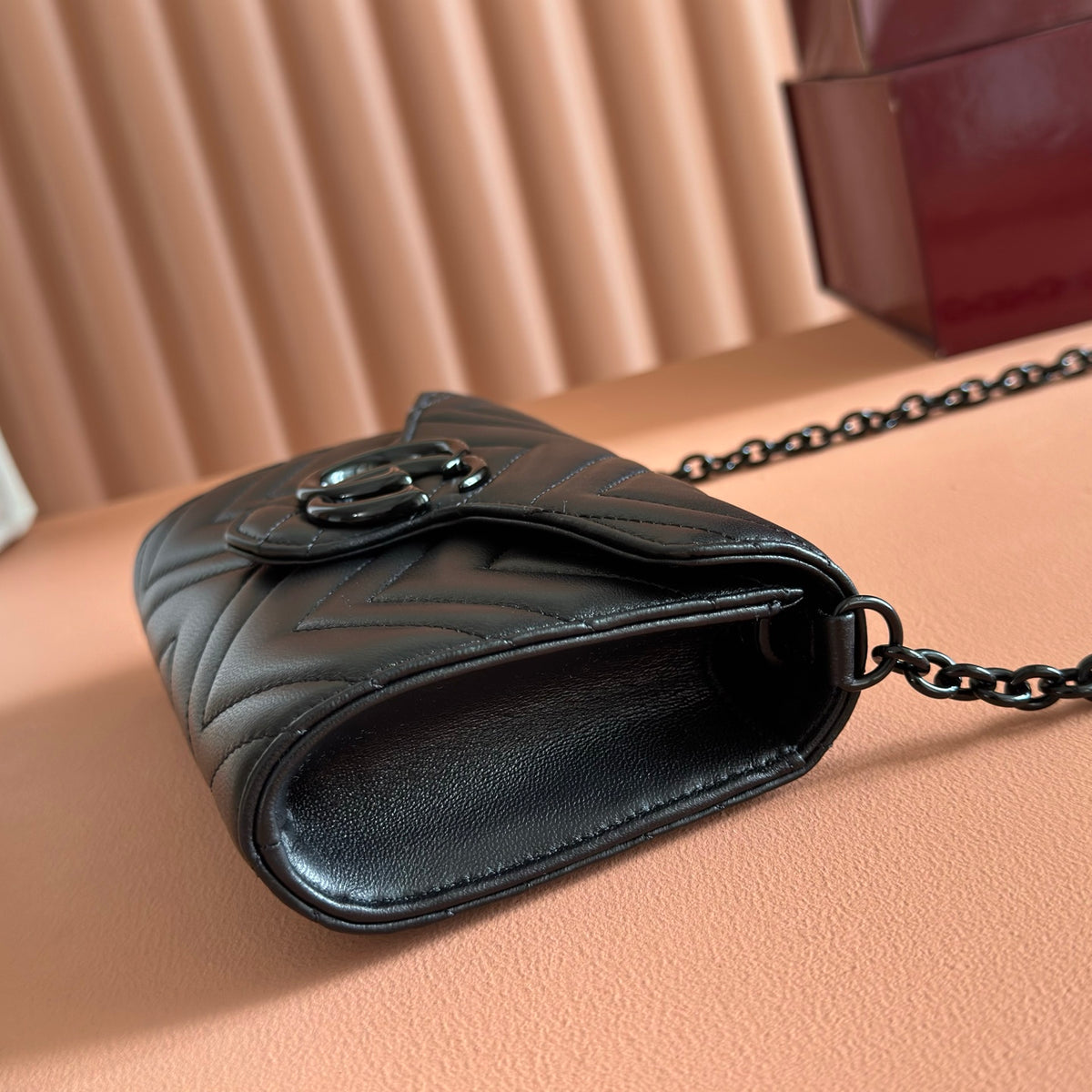 "Sheepskin 'Complete with Original Packaging' brand signature Marmont series, crafted from soft sheepskin leather, creates a unique silhouette. Styling accessories are paired with enamel finishes in the same tone, enhancing the overall design."