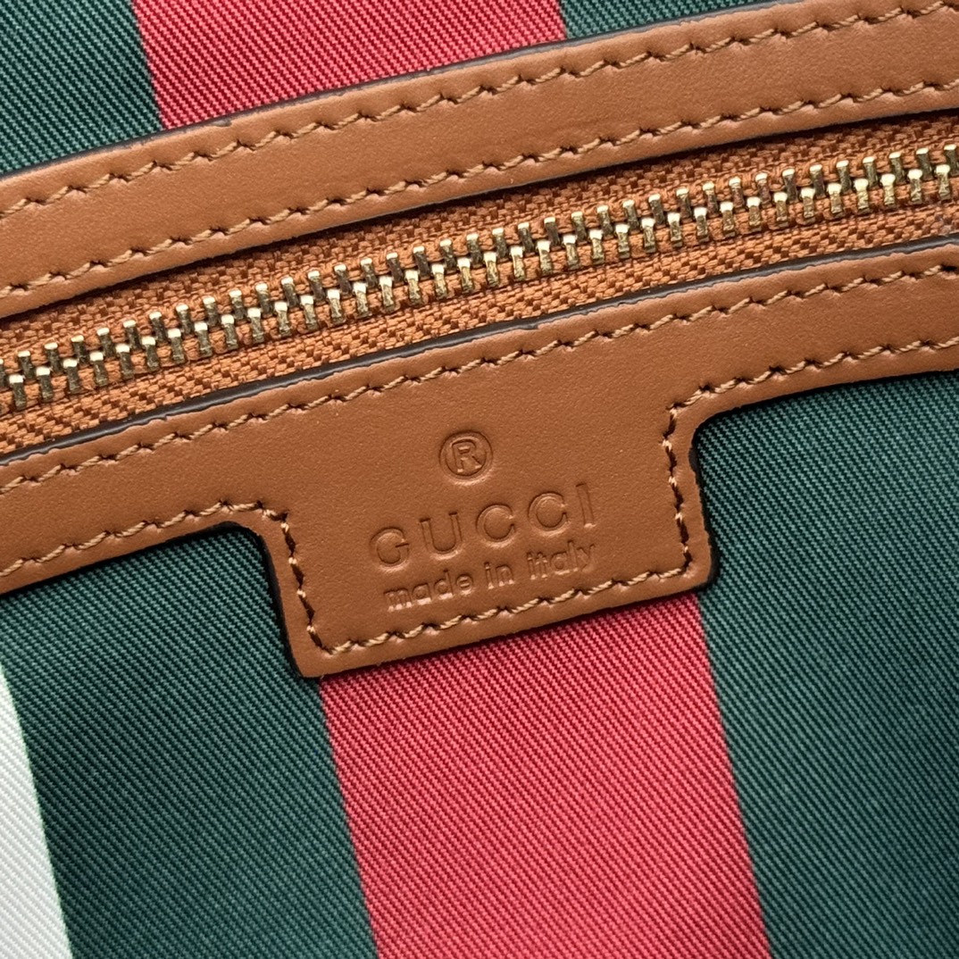 Comes with a full set of original packaging, the GG Emblem series redefines the brand's timeless elegance and exquisite craftsmanship. This shoulder bag features a signature GG monogram pattern on coated fabric, paired with a woven strap and cotton lining