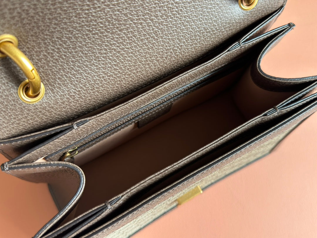 Equipped with a full set of classic Gucci packaging, featuring Marguerite details paired with the brand's emerging signature elements, the Queen Margaret series of bags are crafted from GG premium synthetic canvas. This versatile material still plays a