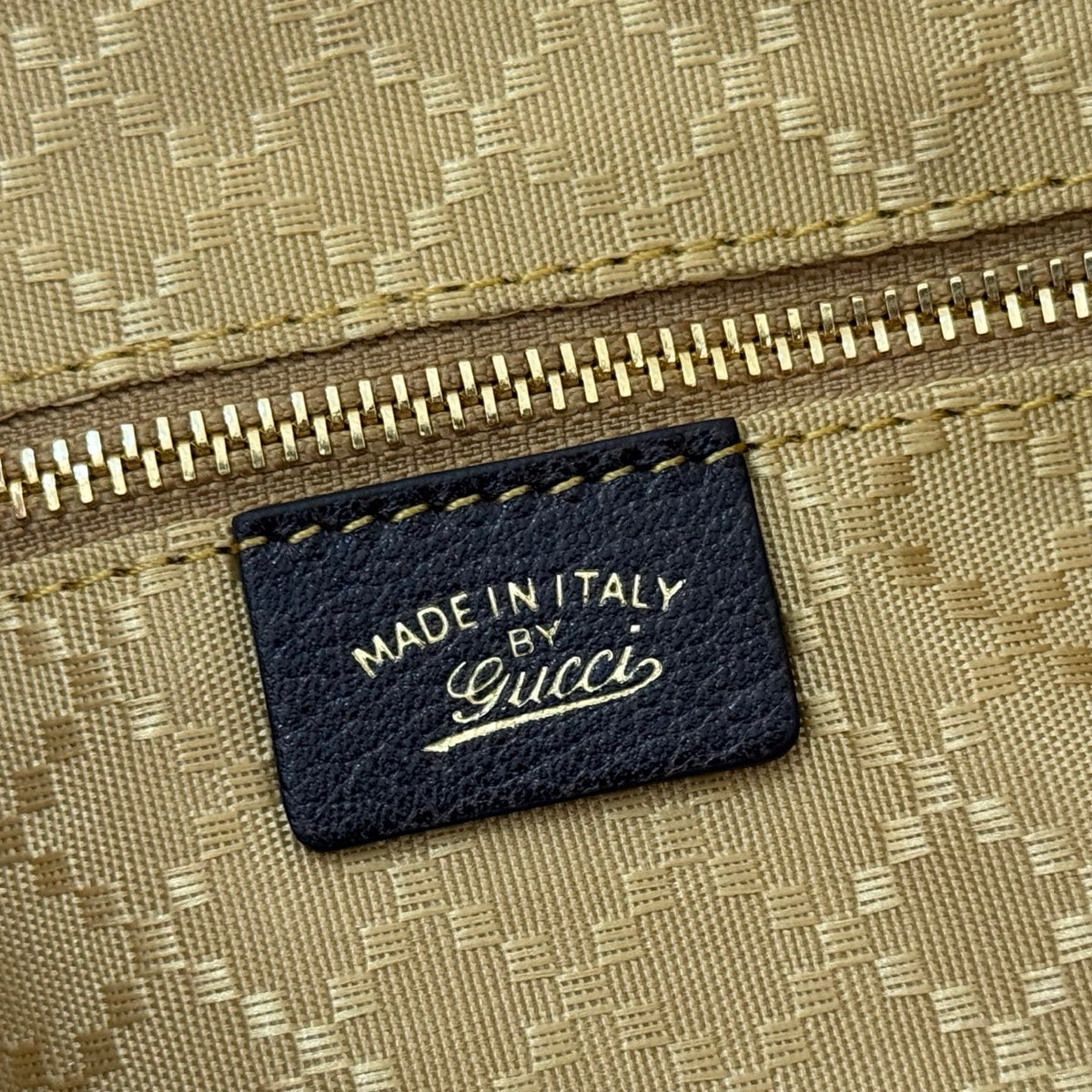 Equipped with a complete set of packaging, the 2026 Spring/Summer collection is newly launched. The Brera collection is named after Milan's historic art district, blending casual elegance and versatile practicality. This handbag is made of lightweight