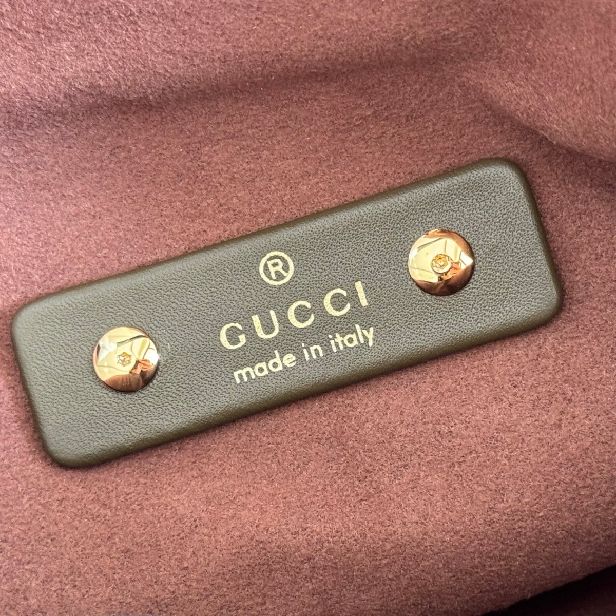 Equipped with a complete set of packaging, this Gucci Softbit series shoulder is ingeniously integrated with a large semi horseneck buckle design, a brand classic equestrian style accessory