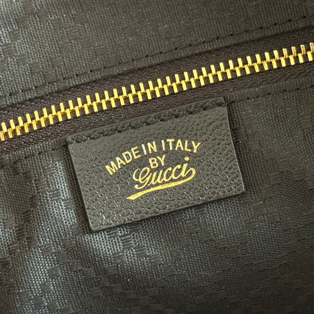 Comes with original factory packaging and a full set of accessories. This small handbag reinterprets the classic silhouette, featuring the brand's signature woven strap and canvas details, as well as soft materials. The dark brown leather edging paired