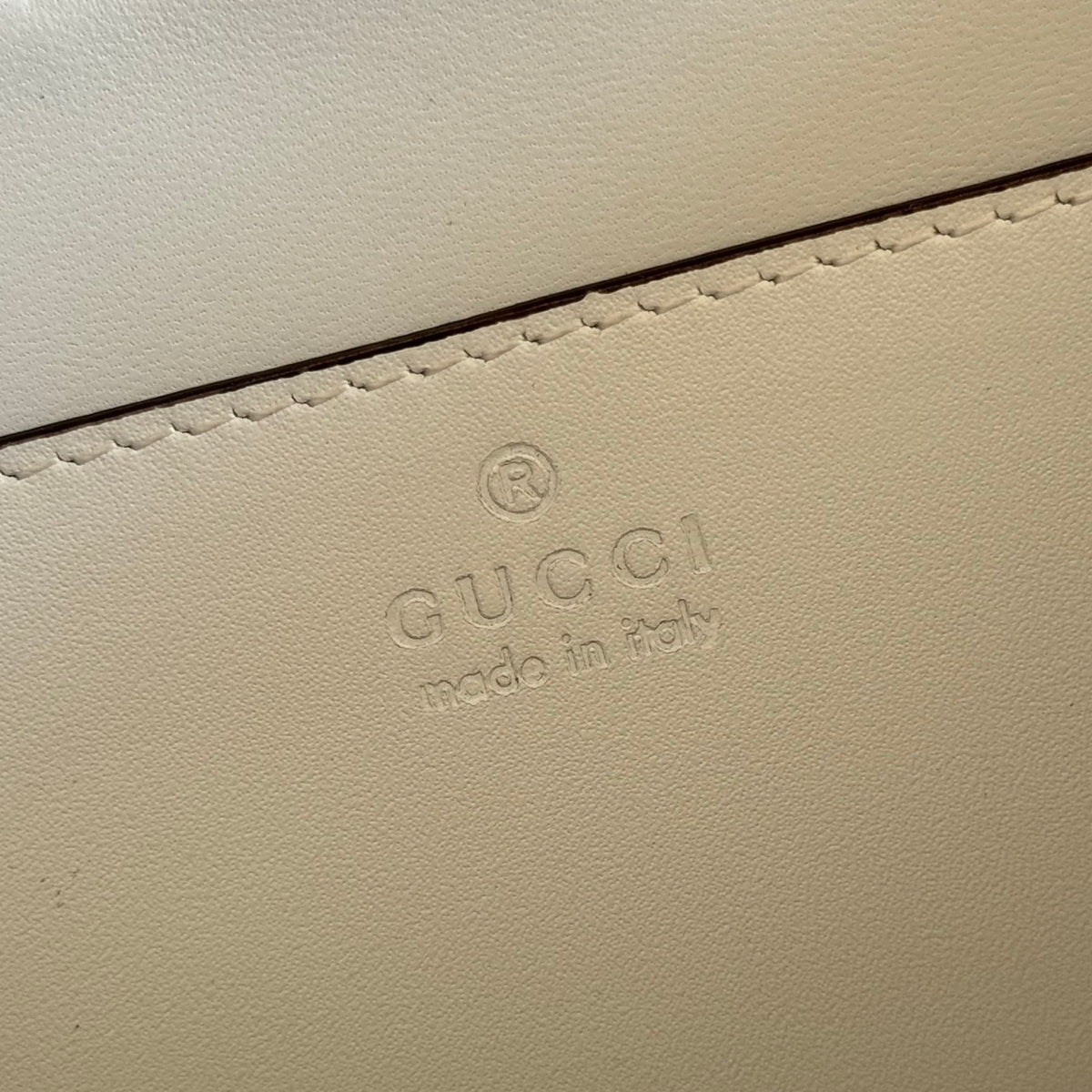 Complete packaging configuration: Gucci Siena series revitalizes the brand's classic horseclip elements to create a charming handbag item. This handbag is made of fine smooth leather and crafted with ingenuity to create a crisp shape that integrates the