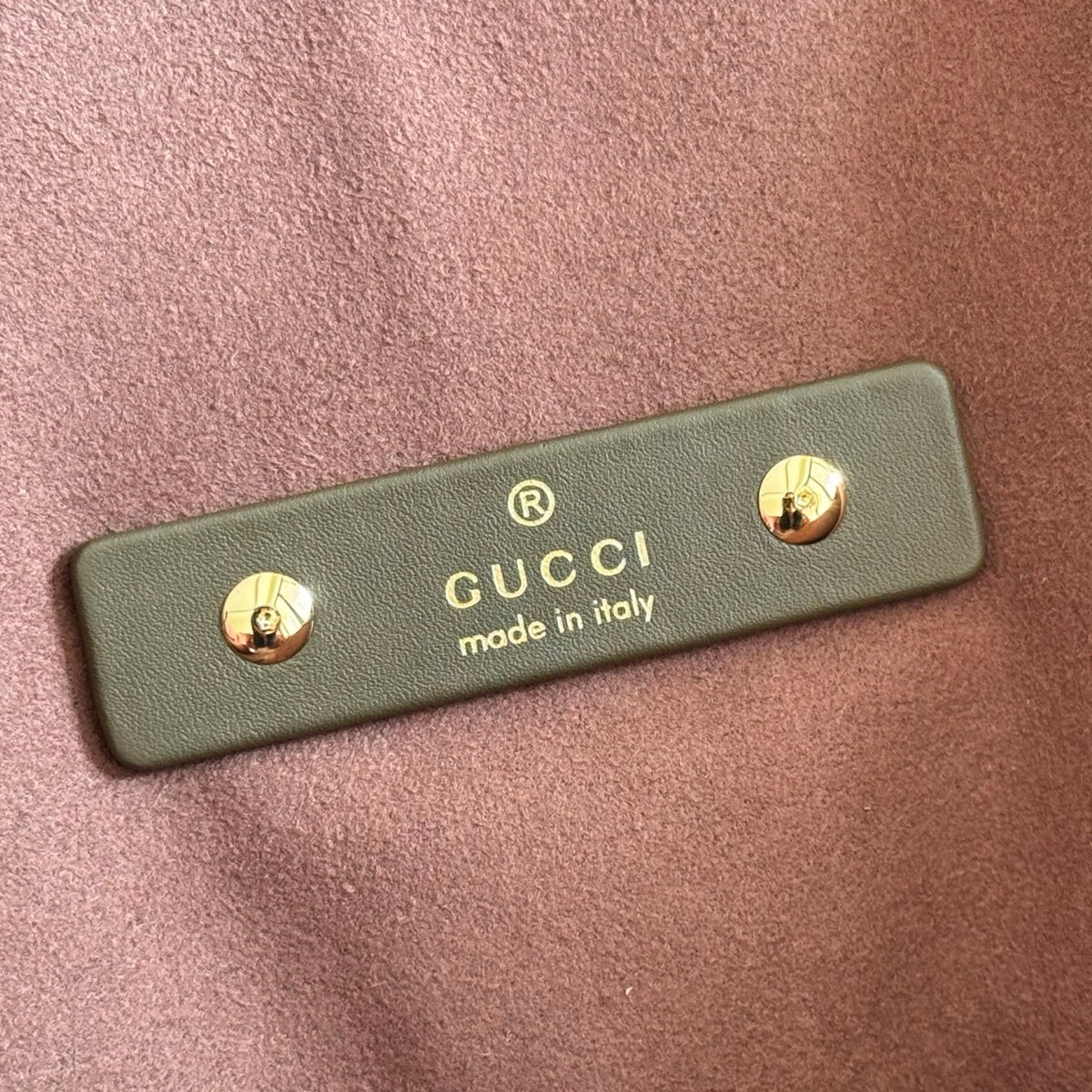 This Gucci Softbit series shoulder bag seamlessly integrates the brand's classic equestrian style with a large half-horse buckle design. This large shoulder bag comes with a detachable clutch bag