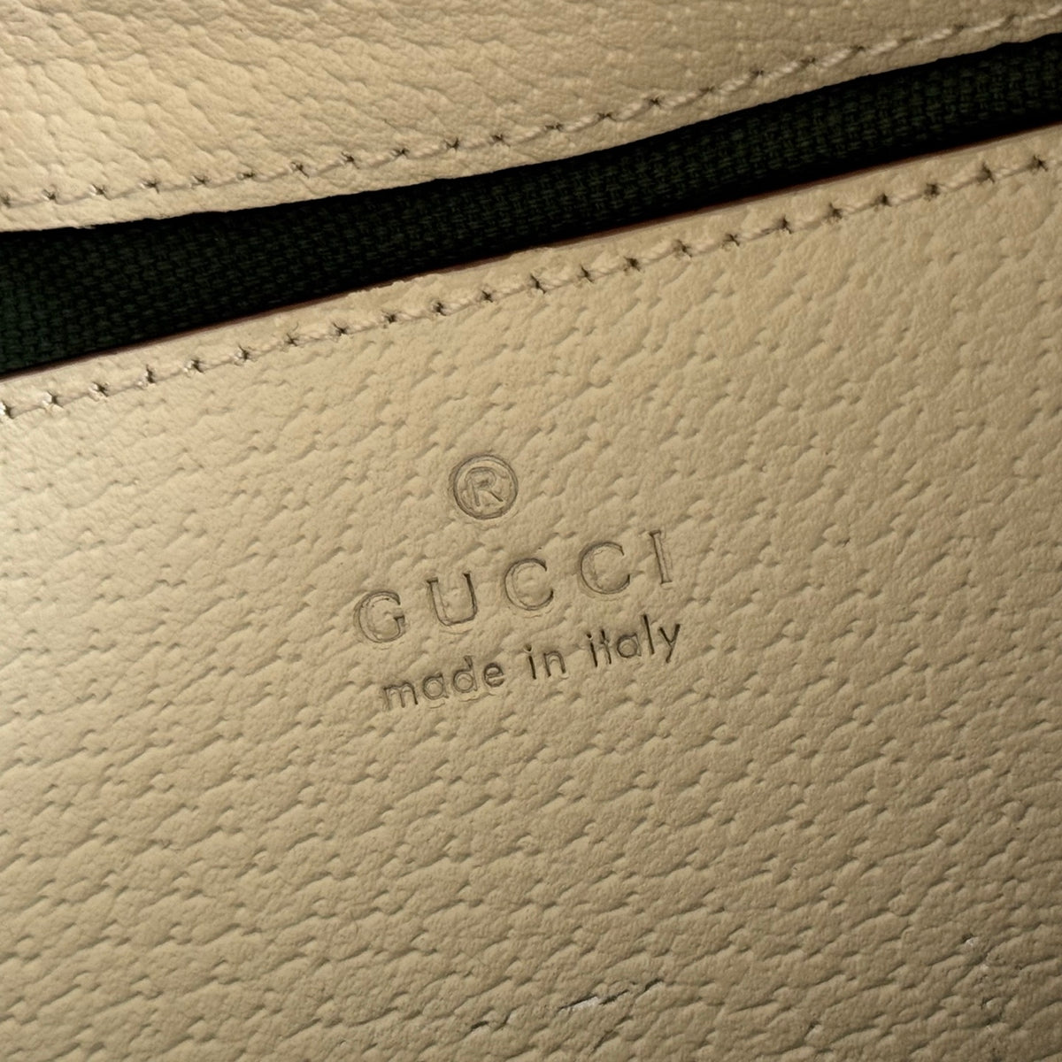 Equipped with a complete set of original packaging, the new Ophidia series presents a striking new silhouette and function. With the iconic beige and brown color scheme, it ingeniously interprets the innovative bag items with soft texture