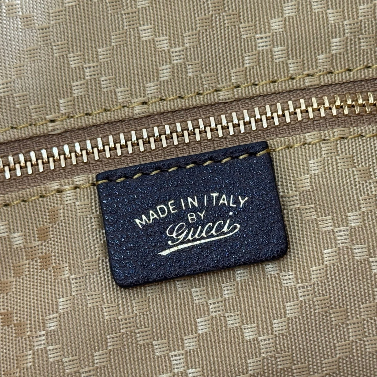 Equipped with a complete set of packaging, the 2026 Spring/Summer collection is newly launched. The Brera series is named after Milan's historic art district, blending casual elegance and versatile practicality. This handbag is made of soft leather and