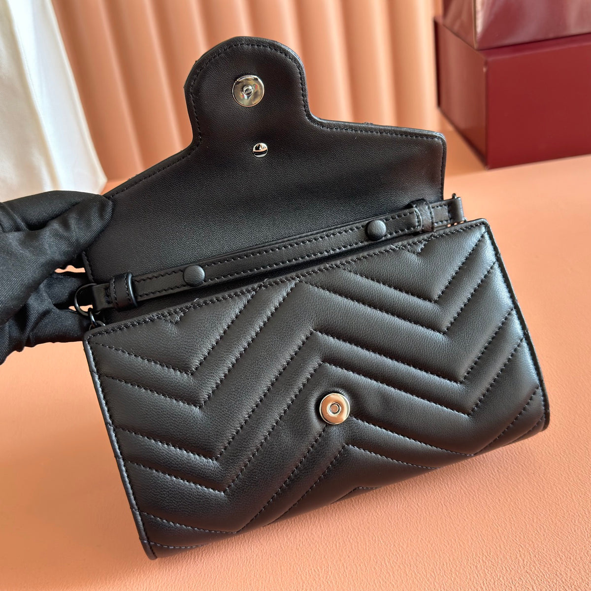 "Sheepskin 'Complete with Original Packaging' brand signature Marmont series, crafted from soft sheepskin leather, creates a unique silhouette. Styling accessories are paired with enamel finishes in the same tone, enhancing the overall design."