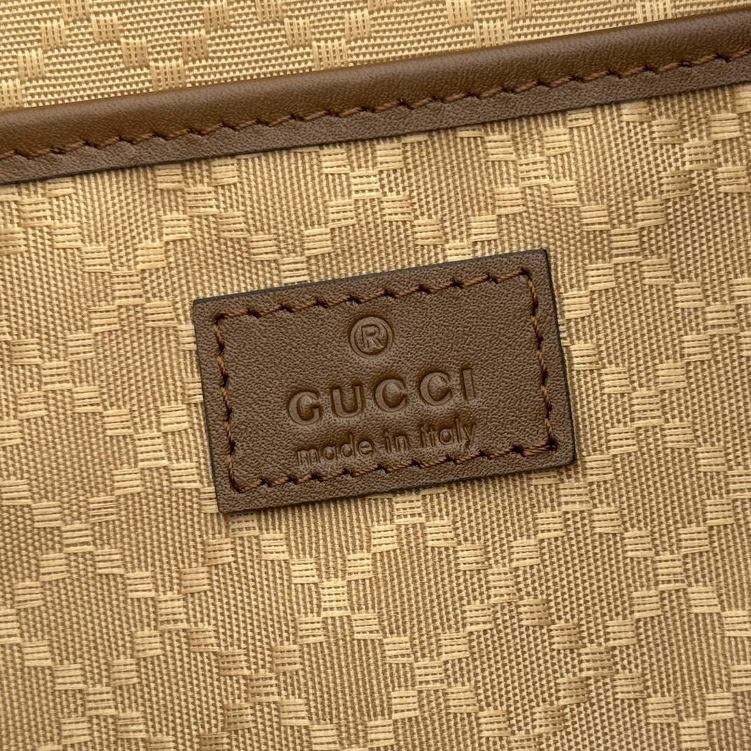 The original factory configuration, fully packaged, presents the Gucci Half Horsebit series in a modern style, reinterpreting one of the brand's most iconic elements. This series cleverly blends casual silhouettes with the iconic half-horsebit buckle